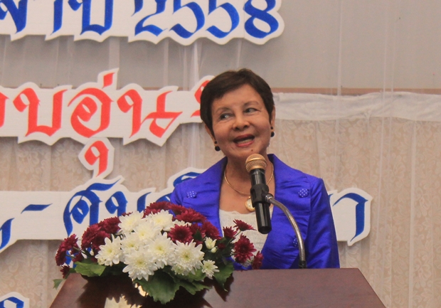 Sopin Thappajug, langjährige großzügige Unterstützerin und Mitbegründerin des YWCA Pattaya, richtet liebenswerte Worte an das Publikum. Sopin Thappajug, langjährige großzügige Unterstützerin und Mitbegründerin des YWCA Pattaya, richtet liebenswerte Worte an das Publikum.
