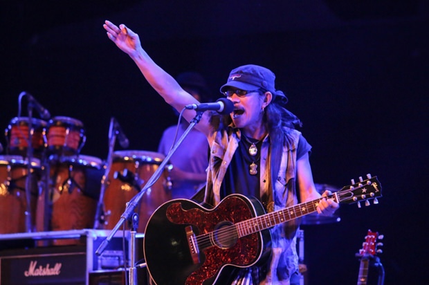 Die Carabao Band rockt, dass die Fetzen fliegen mit Aed und Lek (mit Hut) Carabao an der Spitze. Die Carabao Band rockt, dass die Fetzen fliegen mit Aed und Lek (mit Hut) Carabao an der Spitze.