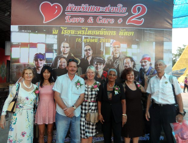Rocker unter sich: (von links) Dr. Margret Deter, Goong, Brian Leslie, Nora Leslie, Laurence Fatus, Elfi Seitz und Gerhard Cyganek. Im Hintergrund die „echten“ Rockstars Carabao. Rocker unter sich: (von links) Dr. Margret Deter, Goong, Brian Leslie, Nora Leslie, Laurence Fatus, Elfi Seitz und Gerhard Cyganek. Im Hintergrund die „echten“ Rockstars Carabao.