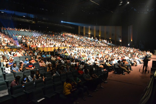 Der Saal ist zum bersten voll. Der Saal ist zum bersten voll.