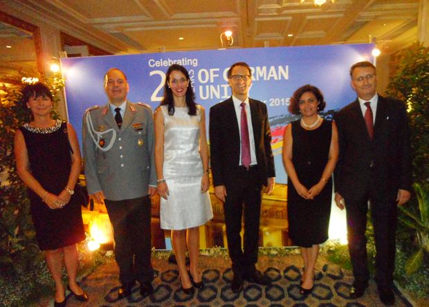 Das Empfangskomitee bestehend aus (von rechts) Seiner Exzellenz dem deutschen Botschafter Peter Prügel, dessen Gattin Lucia, Dr. Peer Gebauer und Gattin Sonja, dem Militärattache Matthias Pfeifer und Gattin. Das Empfangskomitee bestehend aus (von rechts) Seiner Exzellenz dem deutschen Botschafter Peter Prügel, dessen Gattin Lucia, Dr. Peer Gebauer und Gattin Sonja, dem Militärattache Matthias Pfeifer und Gattin.
