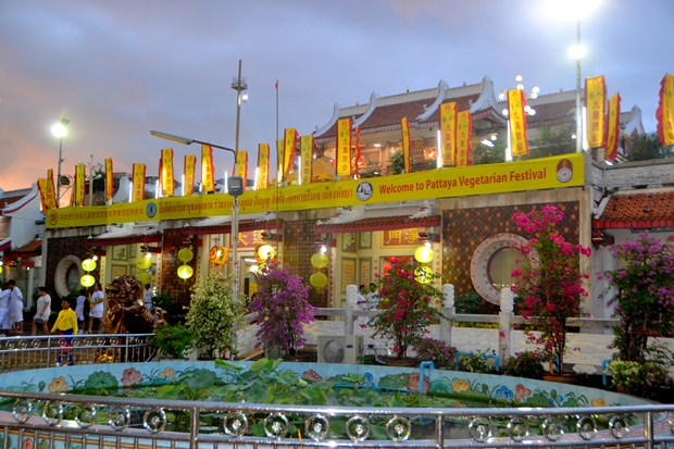 Der heilige Schrein und die Statue der Göttin Kwan Ying wurden ständig besucht, um ein besseres Leben mit viel Geld zu erflehen. Der heilige Schrein und die Statue der Göttin Kwan Ying wurden ständig besucht, um ein besseres Leben mit viel Geld zu erflehen.