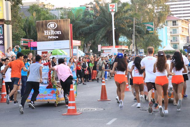 Die Hooters’ Girls gegen das Kombi-Team von Pattaya Mail & Juror Laws, das aus lauter jungen Rotariern bestand. Die Hooters’ Girls gegen das Kombi-Team von Pattaya Mail & Juror Laws, das aus lauter jungen Rotariern bestand.