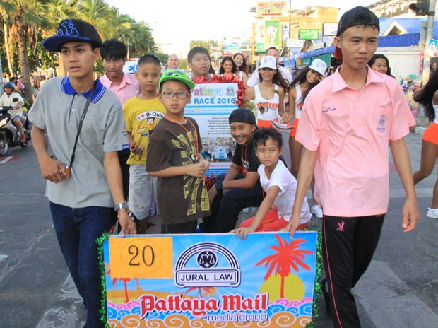 Kinder der Banglamung Intertech Schule und andere Kinder von verschiedenen Wohltätigkeitsorganisationen bei der Parade. Kinder der Banglamung Intertech Schule und andere Kinder von verschiedenen Wohltätigkeitsorganisationen bei der Parade.