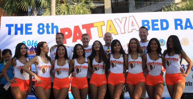Die Hooter’s Girls bei ihrem Bühnenauftritt. Die Hooter’s Girls bei ihrem Bühnenauftritt.