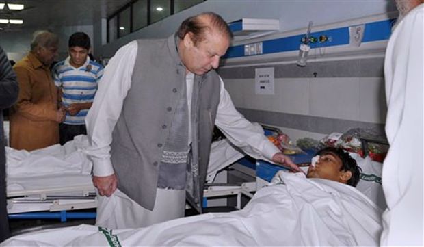 Ministerpräsident Nawaz Sharif besucht Verletzte nach dem Attentat in Lahore. (AP Photo/Press Information Department via AP) Ministerpräsident Nawaz Sharif besucht Verletzte nach dem Attentat in Lahore. (AP Photo/Press Information Department via AP)
