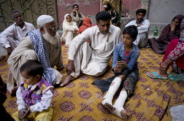Fahd Ali, 10, rechts, ein muslimischer Junge, wurde bei dem Bombenattentat verletzt. Seine Eltern und eine seiner Schwestern wurden dabei getötet. Zwei weitere seiner Schwestern wurden ebenfalls verletzt. (AP Photo/B.K. Bangash) Fahd Ali, 10, rechts, ein muslimischer Junge, wurde bei dem Bombenattentat verletzt. Seine Eltern und eine seiner Schwestern wurden dabei getötet. Zwei weitere seiner Schwestern wurden ebenfalls verletzt. (AP Photo/B.K. Bangash)
