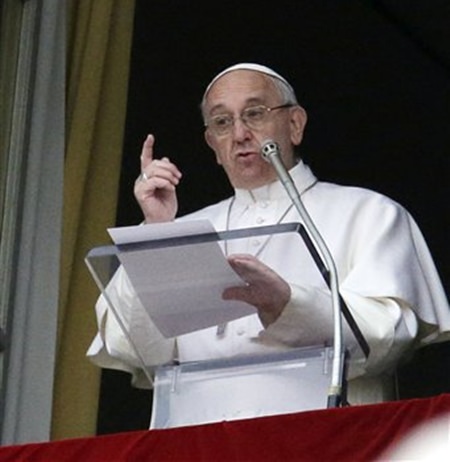Papst Francis betet am Ostermontag für die Opfer in Lahore. (AP Photo/Gregorio Borgia) Papst Francis betet am Ostermontag für die Opfer in Lahore. (AP Photo/Gregorio Borgia)
