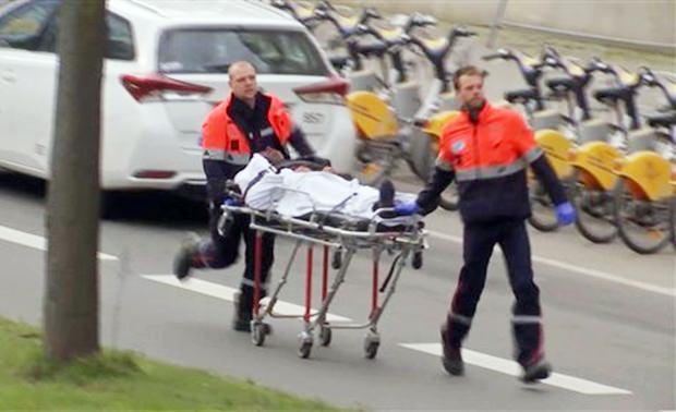 Ein Verletzter wird nach der Explosion an der Metro ins Krankenhaus verbracht. (AP Photo) Ein Verletzter wird nach der Explosion an der Metro ins Krankenhaus verbracht. (AP Photo)