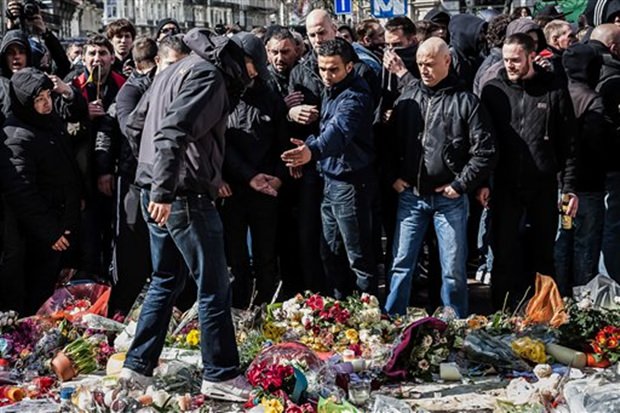 Rechtsextremisten protestieren und stören die Andacht für die Terroropfer in Brüssel. (AP Photo/Valentin Bianchi) Rechtsextremisten protestieren und stören die Andacht für die Terroropfer in Brüssel. (AP Photo/Valentin Bianchi)