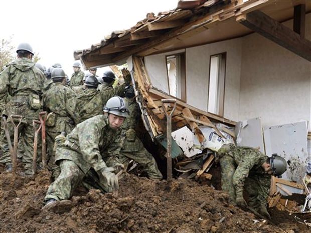 Es wird fieberhaft nach den noch Vermissten auf den Plätzen gesucht, wo das Erdbeben am stärksten war. Aber auch auf der südlichen Insel Kyushu wird gesucht, obwohl dort viele Gebiete durch Erdrutsche und Brückeneinstürze unzugänglich geworden sind. (Takuya Inaba/Kyodo News via AP) Es wird fieberhaft nach den noch Vermissten auf den Plätzen gesucht, wo das Erdbeben am stärksten war. Aber auch auf der südlichen Insel Kyushu wird gesucht, obwohl dort viele Gebiete durch Erdrutsche und Brückeneinstürze unzugänglich geworden sind. (Takuya Inaba/Kyodo News via AP)