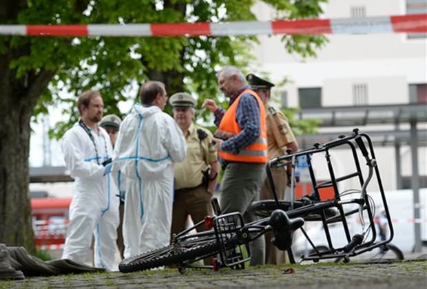 Polizisten stehen am TAtort der Messerstecherei.. (Andreas Gebert/dpa via AP) Polizisten stehen am TAtort der Messerstecherei.. (Andreas Gebert/dpa via AP)
