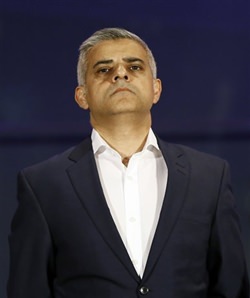 Sadiq Khan von der Labour Party hört sich die Verkündung der Wahlergebnisse an. (AP Photo/Kirsty Wigglesworth) Sadiq Khan von der Labour Party hört sich die Verkündung der Wahlergebnisse an. (AP Photo/Kirsty Wigglesworth)
