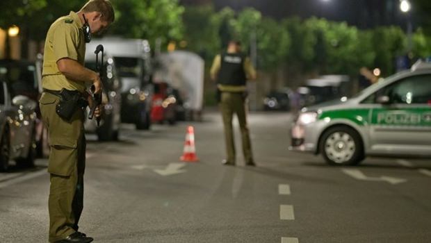 Polizisten in Ansbach untersuchen den Tatort. Polizisten in Ansbach untersuchen den Tatort.