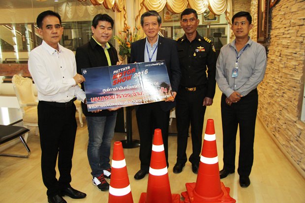 Sornchai Intarawichai überreicht 100 Vrkehrskegel an die Stadtverwaltung Pattaya, die vom amtierenden Bürgermeister Chanatpong Sriwiset entgegen genommen werden. Sornchai Intarawichai überreicht 100 Vrkehrskegel an die Stadtverwaltung Pattaya, die vom amtierenden Bürgermeister Chanatpong Sriwiset entgegen genommen werden.