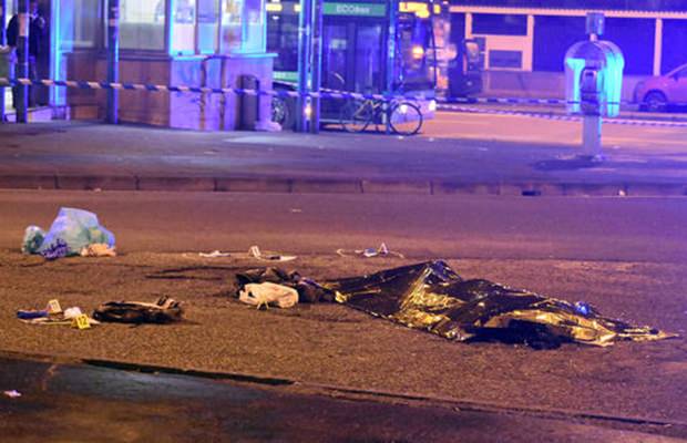 Hier liegt der Terrorist Anis Amri erschossen am Boden – hingestreckt von Pistolenschüssen eines tapferen italienischen Polizisten. (AP Photo/Daniele Bennati) Hier liegt der Terrorist Anis Amri erschossen am Boden – hingestreckt von Pistolenschüssen eines tapferen italienischen Polizisten. (AP Photo/Daniele Bennati)