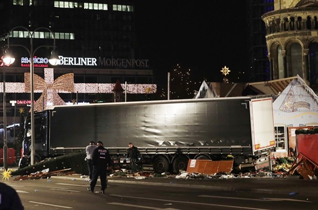 Polizisten stehen neben dem Todeslastwagen. (AP Photo/Michael Sohn) Polizisten stehen neben dem Todeslastwagen. (AP Photo/Michael Sohn)
