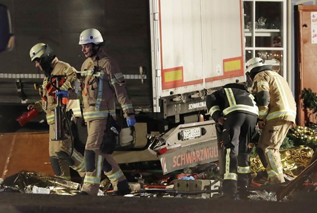 Auch Feuerwehrleute beteiligen sich an den Untersuchungen am Tatort. (AP Photo/Michael Sohn) Auch Feuerwehrleute beteiligen sich an den Untersuchungen am Tatort. (AP Photo/Michael Sohn)