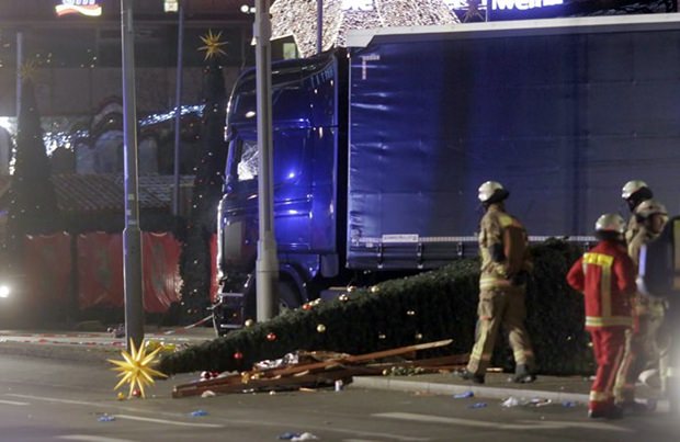 Schreckensstarr sind auch die Helfer, hier Feuerwehrleute. (AP Photo/Markus Schreiber) Schreckensstarr sind auch die Helfer, hier Feuerwehrleute. (AP Photo/Markus Schreiber)