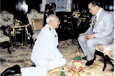 Seine Majestät König Bhumibol Adulyadej erteilt Bhichai Rattakul eine Adienz bevor dieser seine Reise als Präsident von Rotary International in 2002-03 beginnt.