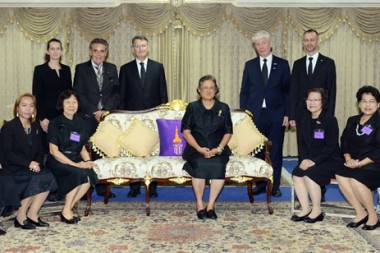 Gruppenfoto mit Ihrer Königlichen Hoheit Prinzessin Sirindhorn. (Von links stehend) Dr. Christine Falken-Grosser, Axel Brauer, Botschafter Peter Prügel, Jürgen Koppelin und Jan Scheer. (Sitzend von links) Elfi Seitz, Jinthathai ‚Bo‘ Songkram, Prof. Dr. Ampha Otrakul, Ihre Königliche Hoheit Prinzessin Sirindhorn, Prof. Khunying Sumonta Promboon, Prof. Santanee Phasuk und Prof. Buarong Lewchalermwongse.