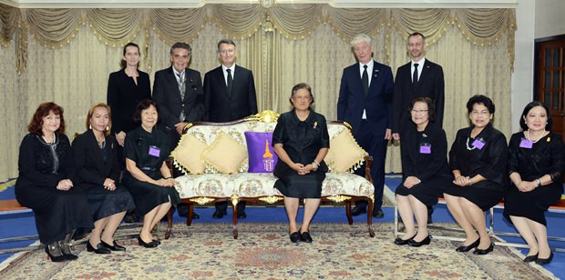 Gruppenfoto mit Ihrer Königlichen Hoheit Prinzessin Sirindhorn. (Von links stehend) Dr. Christine Falken-Grosser, Axel Brauer, Botschafter Peter Prügel, Jürgen Koppelin und Jan Scheer. (Sitzend von links) Elfi Seitz, Jinthathai ‚Bo‘ Songkram, Prof. Dr. Ampha Otrakul, Ihre Königliche Hoheit Prinzessin Sirindhorn, Prof. Khunying Sumonta Promboon, Prof. Santanee Phasuk und Prof. Buarong Lewchalermwongse.