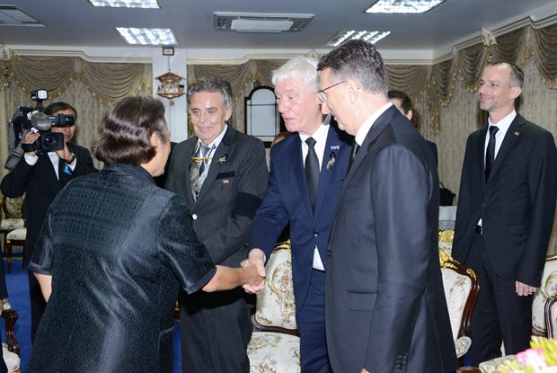 Genauso herzlich wie die Begrüßung war fällt auch die Verabschiedung aus. (Von links) IKH Prinzessin Sirindhorn, Axel Brauer, Jürgen Koppelin und Botschafter Peter Prügel.