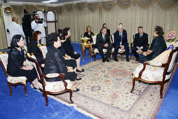 Ihre Königliche Hoheit Prinzessin Sirindhorn im Gespräch mit ihren Gästen.