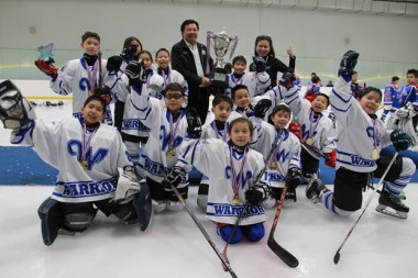 Wittaya Khunplume überreicht die Siegestrophäen an die Gewinner, die Bangkok Warriors.