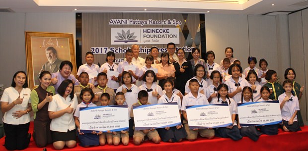 Generalmanager Somsak Thanruangsri vor einem Foto von William E. Heinecke, dem Gründer der Heinecke Foundation, sowie einigen der Stipendiaten.