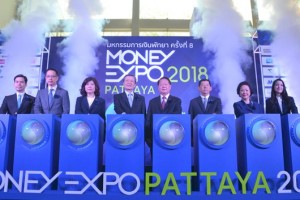 Thanit Viriyarangsarit, stellvertretender Vorsitzender der Money Expo, Sara Lamsam, Präsident der Thai Finanzvereinigung, Kesara Manchusri, geschäftsführende Direktorin der Börse Thailands, Santi Viriyarangsarit, Vorsitzender der Money Expo, Finanminister Wisudhi Srisuphan, Bürgermeister Anan Charoenchasri, Panga Vathanakul, geschäftsführende Direktorin der Royal Cliff Hotel Group, und Paknee Viriyarangsarit, Vizevorsitzende der Money Expo