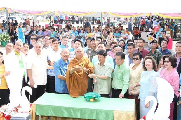 Chonburis Gouverneur ,Pakaratorn Tienchai, war einer der Ehrengäste bei der Segnung durch den Mönch Pra Rajawisutiprachanat (Jaow Khunalongkot) vom Tempel Prabaht Namphu in Lopburi