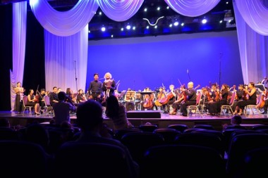 Der wunderbare Dirigent Hikotaro Yazaki vor seinem Orchester.