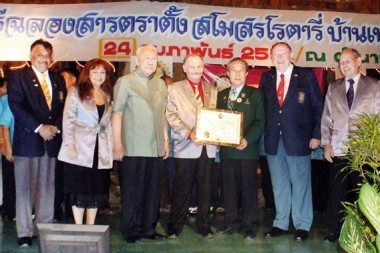 Bhichai Rattakul ist Zeuge der symbolischen Überreichung der Gründungsurkunde an den Rotary Club Phönix Pattaya. (Von links) Peter Malhotra, Elfi Seitz, Bhichai Rattakul, Stefan Heynert, Dr. Arnon Chirajavala, Trutz Fiddickow und Klaus Zauner.
