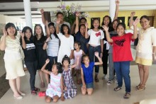 Gruppenfoto der anwesenden Kinder mit Heimmutter Orawan Jaengjamrat, flankiert von Frontofficemanagerin Malai Utookpak und Sirirat Rattananukul.