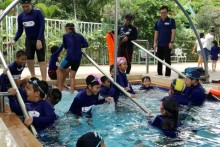 Anan Topipatchai - Senior Beamter vom Bangkok Hospital Pattaya, Navee Kornrath, von der Audio Visual Abteilung des BHP und andere nehmen an dem Training teil.
