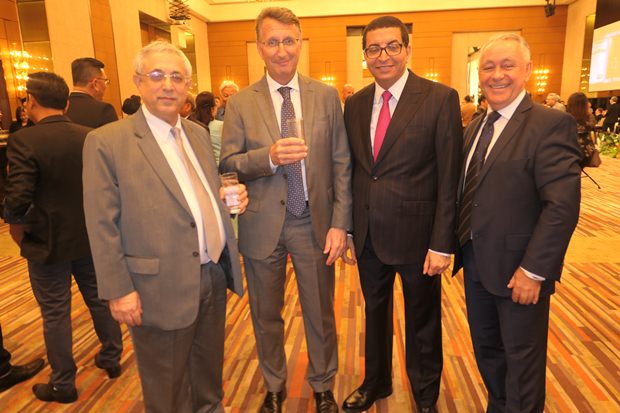 Ausländische Botschafterkollegen im Gespräch. (Von links), Israels Botschafter Dr. Meir Shlomo, Deutschlands Botschafter Peter Prügel, der marokkanische Botschafter Abdelilah El Housni und ganz rechts der slowakische Botschafter Stanislav Opiela.