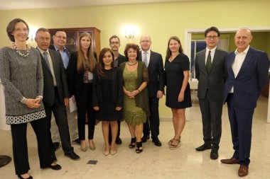 Das neue TAS Board. (Von links) Präsidentin Caroline Braunshofer, Vizepräsident Gottfried Auer, Werner Kubesch, die Sonderbeauftragte der Botschaft Judith Schildberger, Dr. Kulwara Poolpol, Matthias Reininger, Elfi Seitz, Bruno Rotschädl, Magister Stephanie Jakobitsch, Teerachai Engchuan und Dr. Peter Lampl.