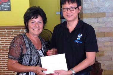 Andrea Weiss übergibt Dr. Sukit Beikloy 10.000 Baht Spende.