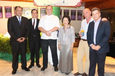 Khun Panga Vattanakul, die geschäftsführende Direktorin der Royal Cliff Hotelgruppe (3. von rechts) bedankt sich mit kleinen Geschenken bei Guido Vannucchi (rechts neben ihr) und Thomas Rüegsegger (ganz rechts). Mit dabei sind Generalmanager Prem Calais, Residenzmanager Jan Lorenzen und Chefkoch Peter Held.