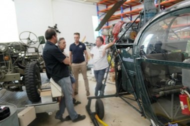 Thomas Sack erklärt den Besuchern den Hubschrauber.