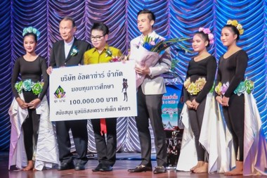 Pavin Petchtrakul vom Alcazar Pattaya überreicht Direktor Michael Weera einen Scheck über 100.000 Baht, während Rattanachai Sutidechanai zusieht.