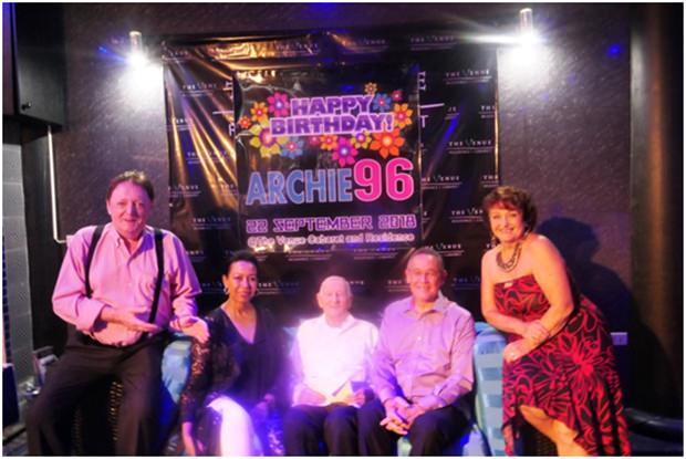 (Von links) Allan Riddell, Carol Doidge, Archie Dunlop, HE Geoff Doidge und Elfi Seitz.