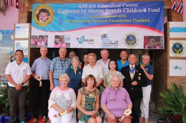 Der de vaan Goosen HMG Education Fund und der Rotary Club Eastern Seaboard werden HHNFT 5 Jahre lang mit 2 Millionen Baht pro Jahr aus dem Martin Brands Projekt unterstützen.