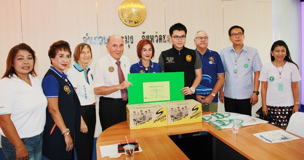 Dolphin Präsidentin Maneeya Engelking und ihre Bordmitglieder übergeben die Spende an Vize-Bezirkschef Parada Chainapaporn und Banglamungs Gesundheitsbeamten Sompol Jittiruangkiat.