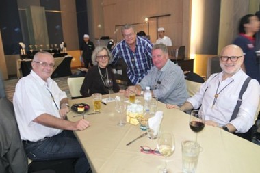 Mitglieder des Rotary Clubs Phönix Pattaya genießen die Party. (Von links: Dieter Barth, Marlis Wenger, Andy Labinski, Steffen Freitag und Dr. Wolfgang Schwertner.