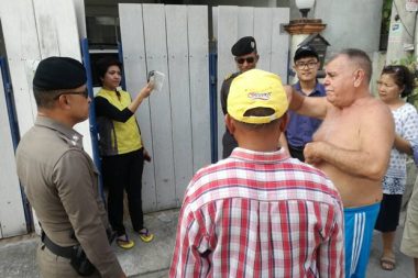 Polizeimajor Chatchai Rakkwamchob und der vorsitzende der Kao Talo Gemeinschaft bei der Besichtigung des besagten Hauses.