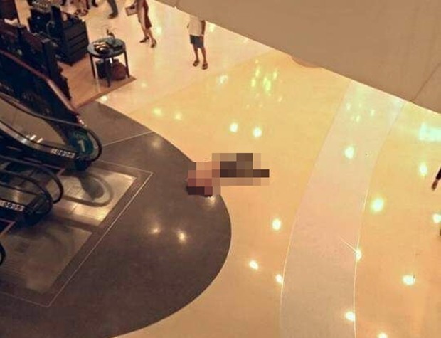 Ein Ausländer stürzt sic him Central Festival Pattaya zu Tode und wird von Sicherheitsbeamten ohne Vorkenntnisse bei Unfällen ins Krankenhaus verbracht.