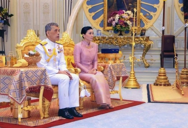 Auf einem Bild des Royal Household Bureau ist das Paar am 1. Mai bei der Hochzeit zu sehen.