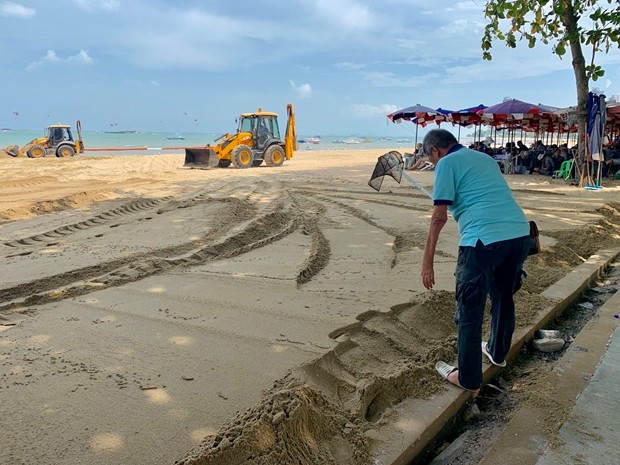 Der verlorene Sand wird bereits wieder aufgefüllt.